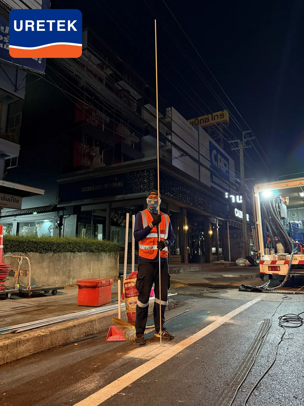 ซ่อมถนนทรุด–เติมโพรงใต้ผิวถนนราชพฤกษ์ ด้วยโพลียูรีเทน ทำกลางคืน  — 3
